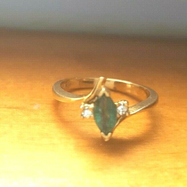 Womens/girls Size 5.5 Emerald Birthstone 14k Solid Gold Ring With .04 Car 2.63gr